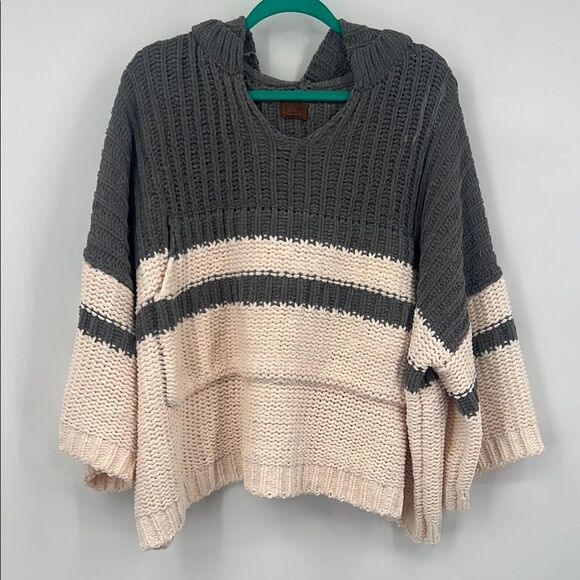 POL Sweaters - POL Women's V-Neck Sweater in Gray and Cream